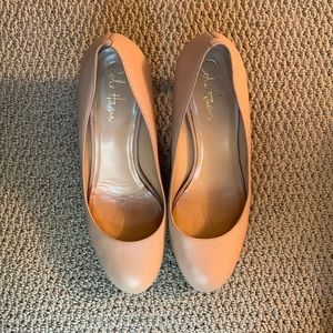Cole Haan NIKE Air beige Pebble Leather Heels size 8